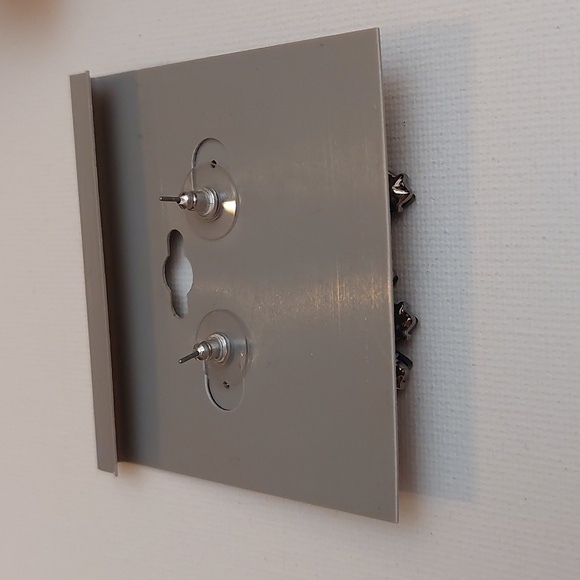 Daisy Fuentes Black Dangle Pierce Earrings NWT - Picture 3 of 5